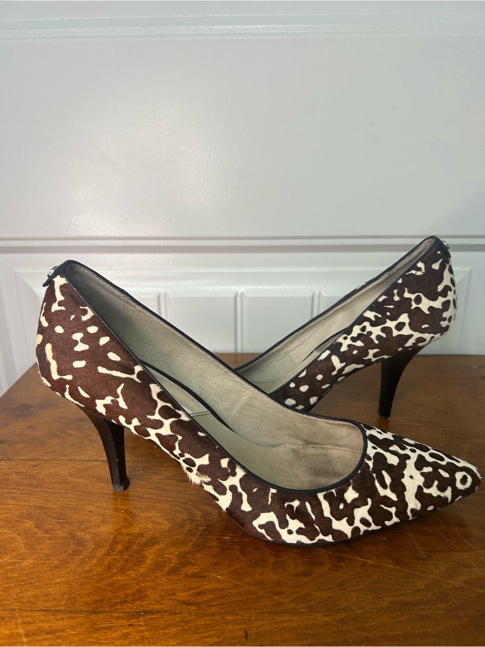Michael Kors calf hair Women's Pointed-Toe Heels size 10 missing heel tap
